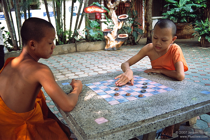 清迈一家寺庙内，两个正在下棋的小和尚