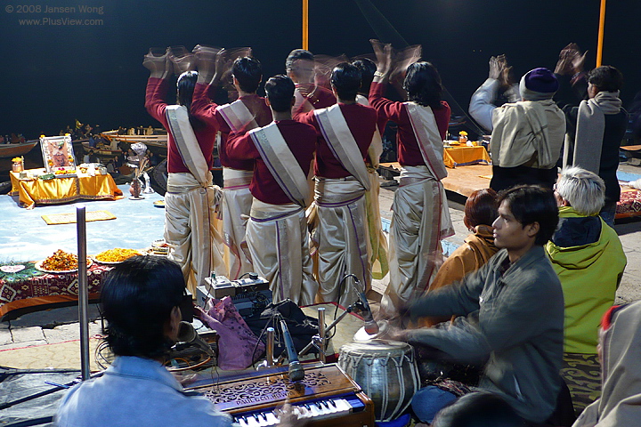 每晚在Dasaswamedh Ghat举行的Ganga Aarti (2)