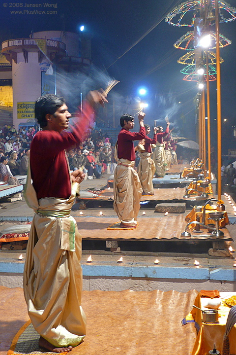 每晚在Dasaswamedh Ghat举行的Ganga Aarti (1)