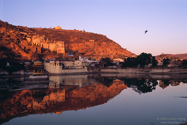 日落时分，Bundi Palace倒影在Nawal Sagar中