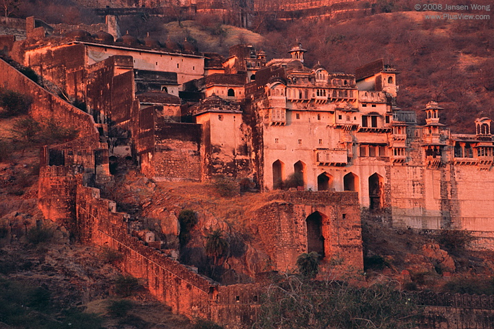 最后的夕阳照在Bundi Palace上，泛着淡淡的红色