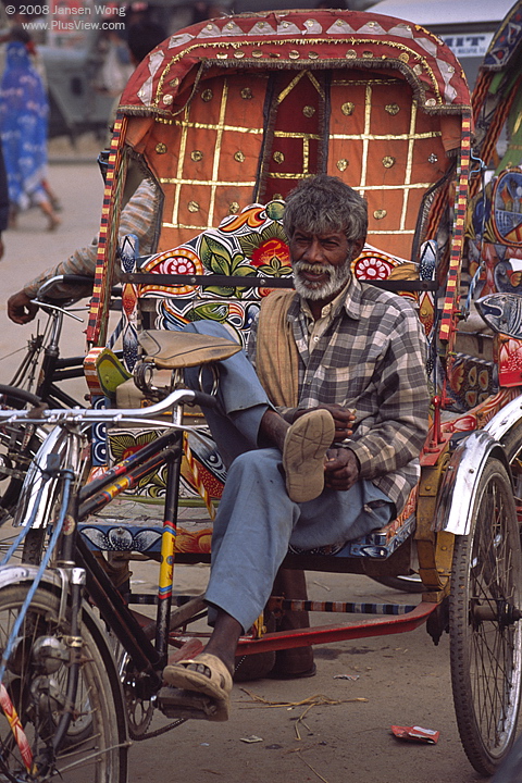 在Sangam旁边的公路等客的Cycle Rickshaw（人力三轮车）车夫