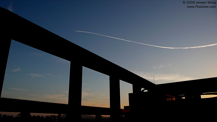 飞机的尾迹划过长空