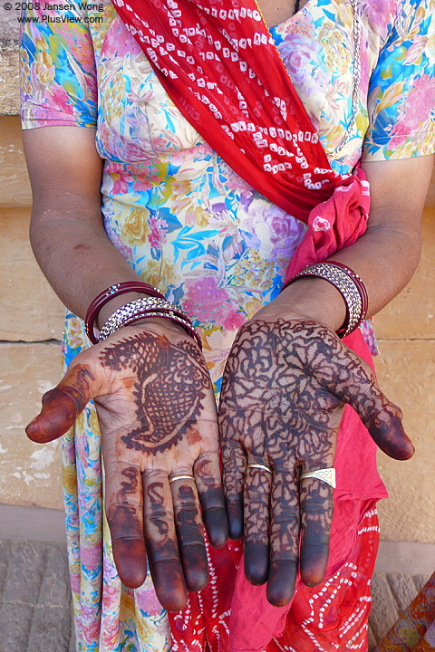 妇人的手上的彩绘(Mehndi)