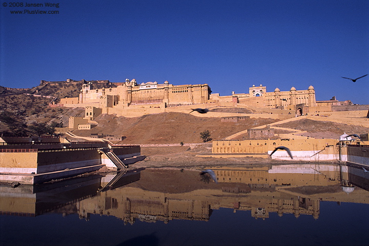 Amber fort (琥珀堡)倒映在山下的Maota lake中