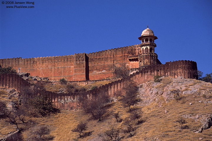 从Amber fort看西面后山的Jaigarh fort