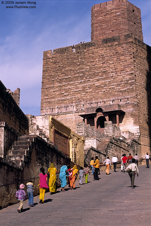 正在上Mehrangarh Fort (梅兰加尔堡)游览的当地游客