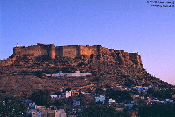 朝阳照在Mehrangarh Fort