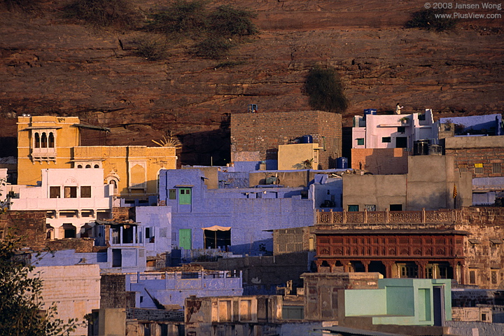 Mehrangarh Fort山脚下的各色房子