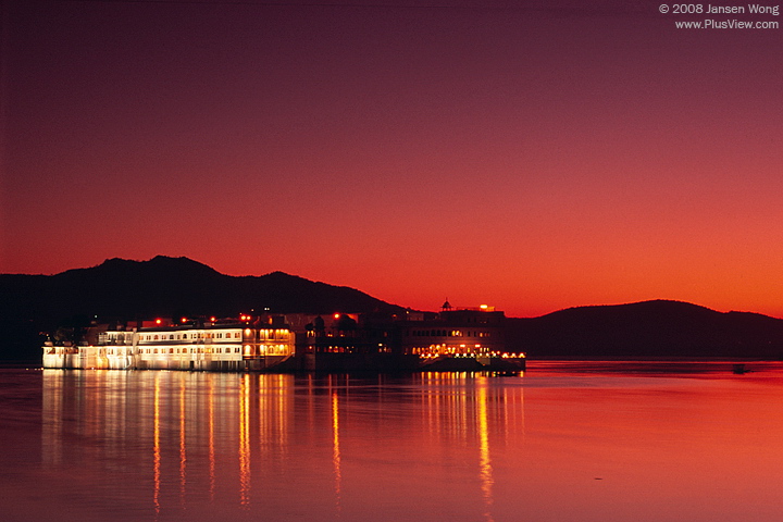 落日余辉下Lake Palace