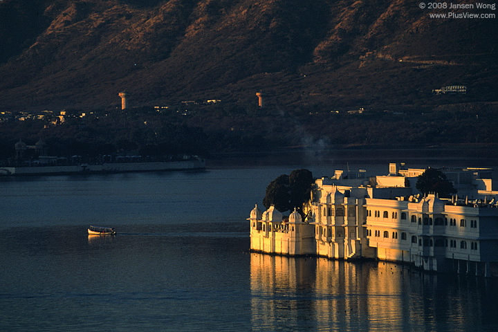 晨光下的Lake Palace (2)