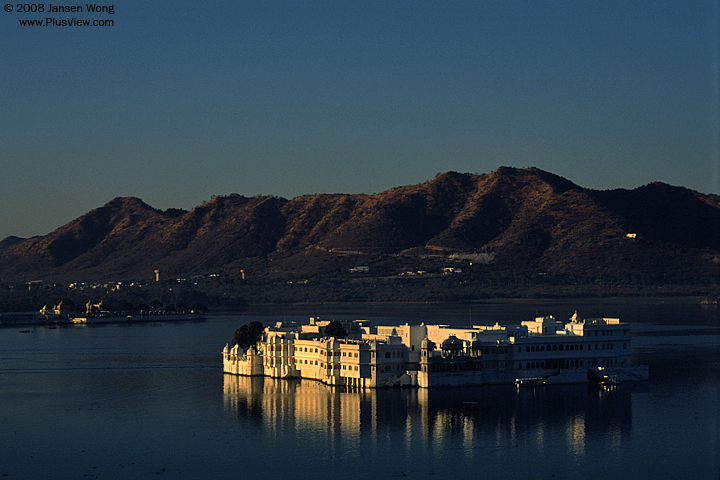 晨光下的Lake Palace (1)