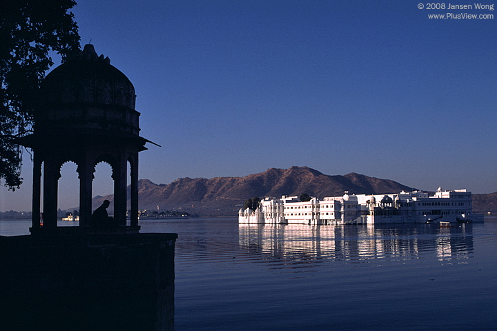 从湖东岸看Lake Palace