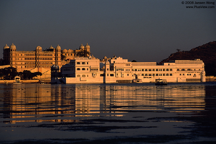 夕阳下的Lake Palace