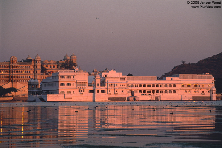 落日将尽，Lake Palace镀上一层淡淡的桔红色