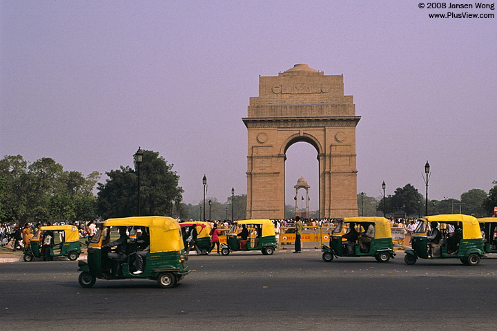 印度门(India Gate)旁边马路上的Auto Rickshaw