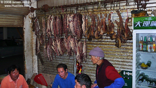 店内挂的腊排骨