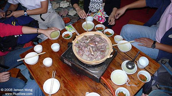 N对爪子守着腊排骨火锅等开吃——汤开了就吃