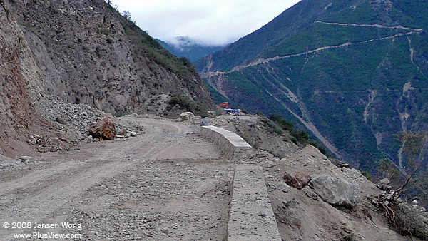 离开德钦不久的214国道路况
