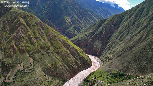 路下面的澜沧江峡谷