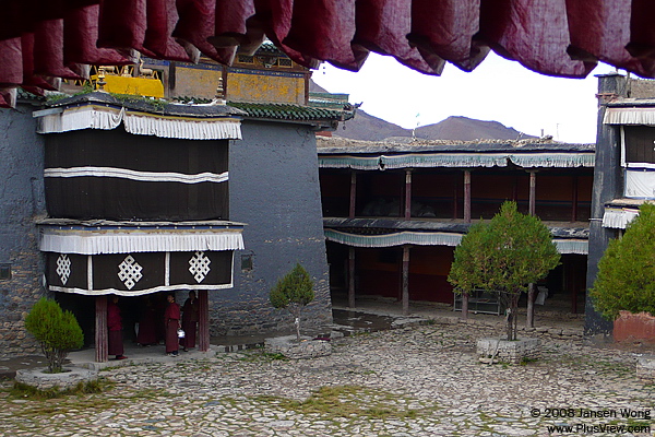 融合了汉式和藏式建筑风格的夏鲁寺
