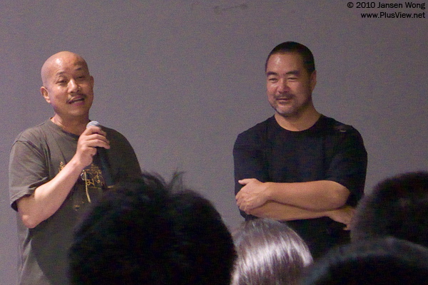 杨延康(左)与影片摄像师牛子在与观众交流