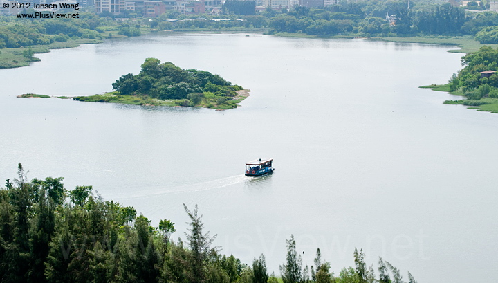 一艘大型游船由欢乐海岸南湖驶入华侨城湿地北湖